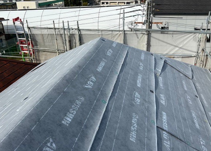 神戸市東灘区　神戸市東灘区での屋根カバー工事で防水シートを貼った様子
