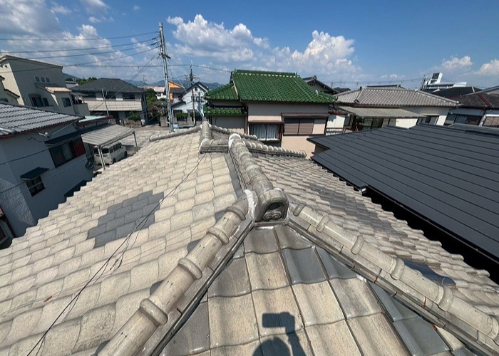 宝塚市で屋根耐震工事として瓦屋根からガルバリウム鋼板屋根材へ葺き替える前の様子