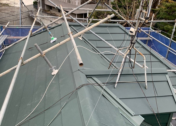 猪名川町　急勾配屋根へのカバー工事が完了した様子