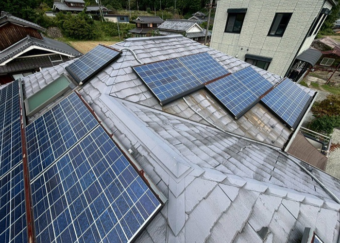 多可町で太陽光パネル脱着が必要な屋根カバー工事を行う前の様子