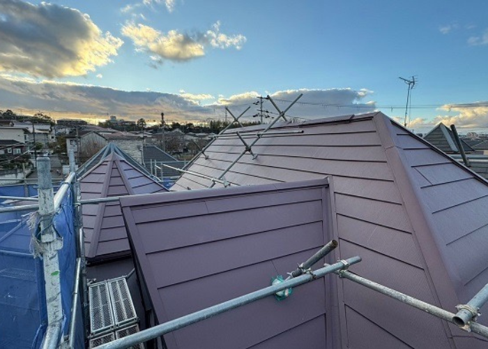 三木市　急勾配で多面な平型スレート屋根へカバー工事を行った後の様子