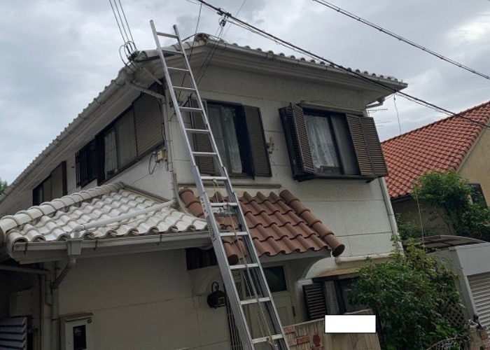 猪名川町　ラジカル制御を用いた外壁塗装工事を行う現場の様子