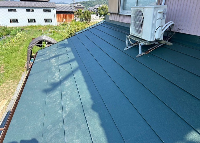 加東市で下屋根の陶器瓦を葺き替えた後の様子