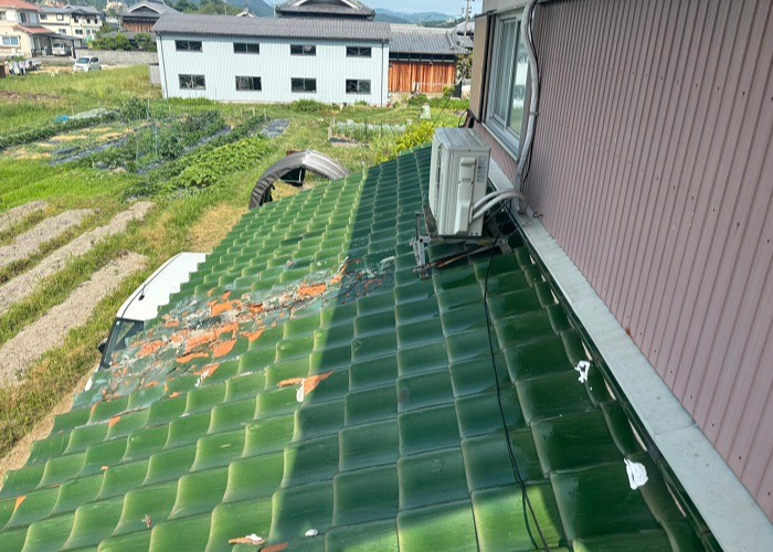 加東市　下屋根の陶器瓦を葺き替える前の様子