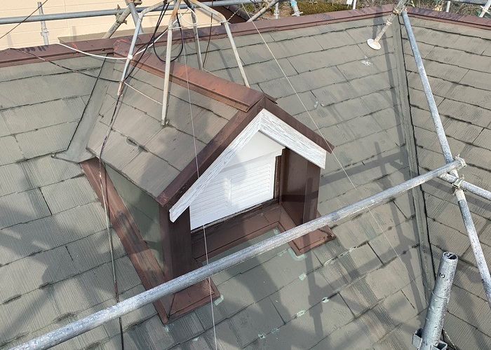 猪名川町　急勾配屋根のカバー工法を行う前の様子