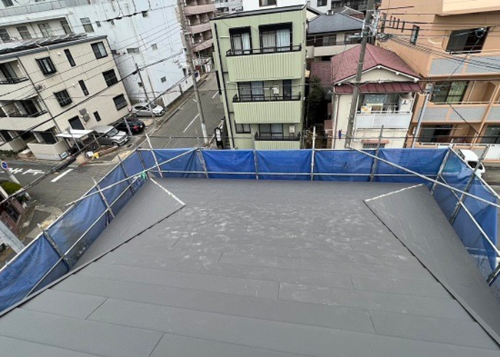 神戸市東灘区　コロニアル屋根へのカバー工事で新しい屋根材を葺いた後の様子