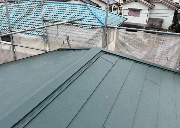 三木市でコロニアル屋根への重ね葺き工事が完了した様子