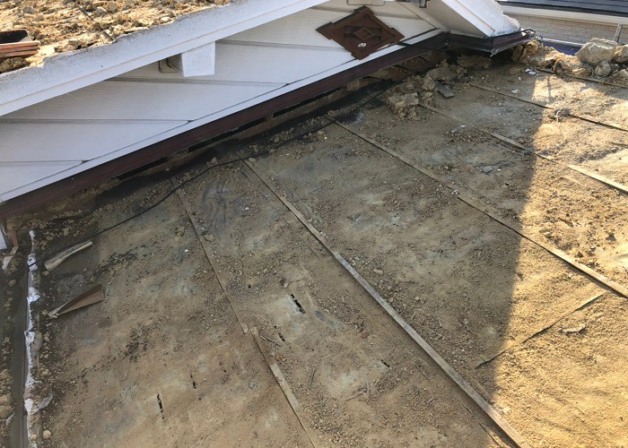 三木市　瓦屋根の土を撤去している様子