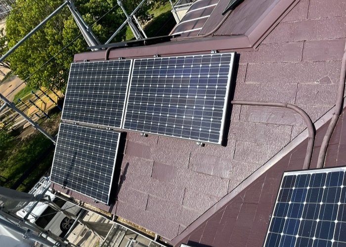 三木市で太陽光パネル設置のスレート屋根へカバー工法した後の様子