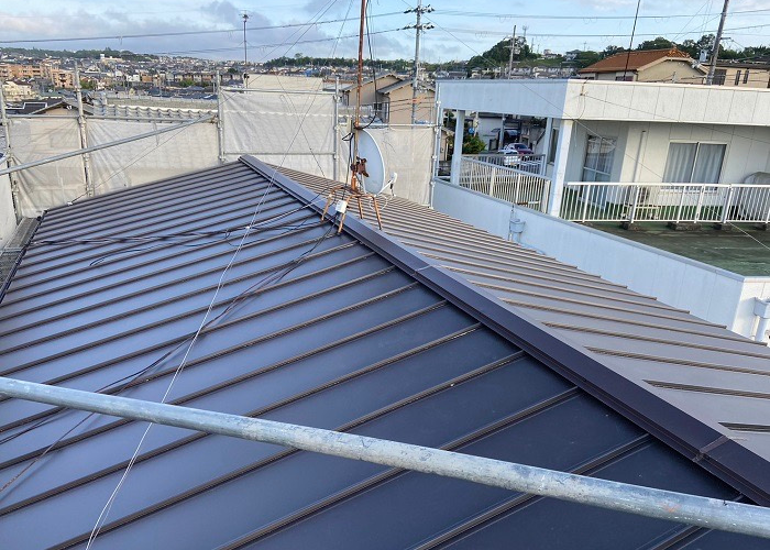 三木市で屋根勾配と屋根材との関係性が重要となる葺き替え工事を行った後のガルバリウム鋼板屋根材
