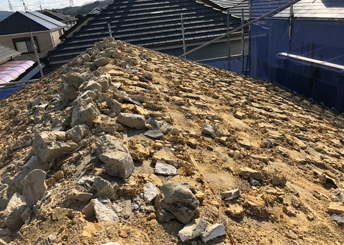 三木市　瓦屋根撤去後の中の土の様子