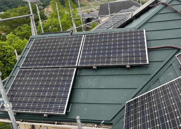 三木市で太陽光パネル設置のスレート屋根へカバー工法した後の様子
