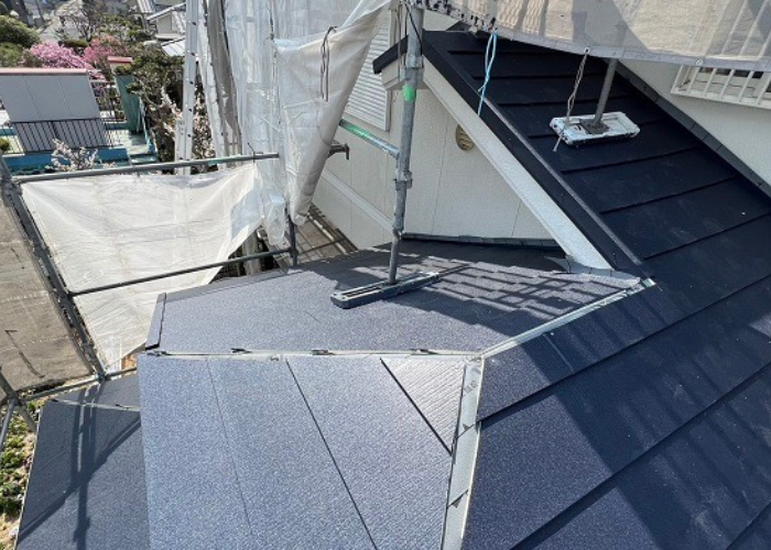 三木市でのカバー工法でスーパーガルテクトを葺いている様子