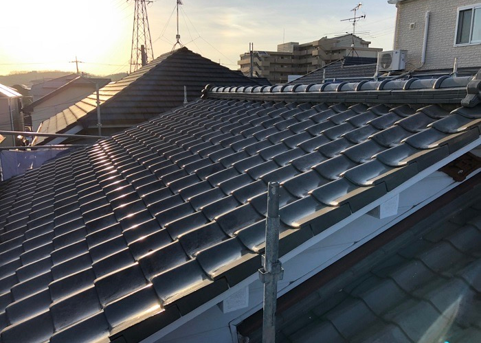 三木市　雨漏りしている瓦屋根の様子