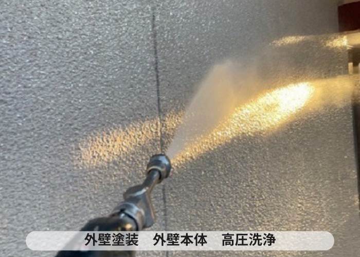 丹波篠山市　外壁塗り替えで高圧洗浄をしている様子