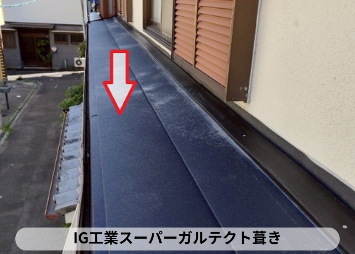 尼崎市　尼崎市でひび割れた下屋根のカラーベストに重ね葺き工事でスーパーガルテクト葺き