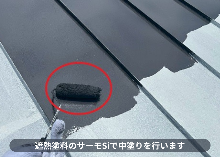宝塚市 宝塚市で金属屋根への塗装工事で中塗り