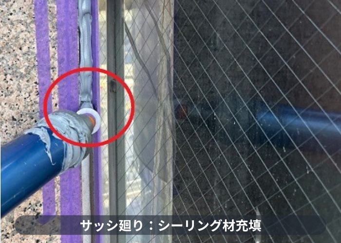 西宮市でビルのタイル目地のシーリング打ち替えを行った現場でシール塗布