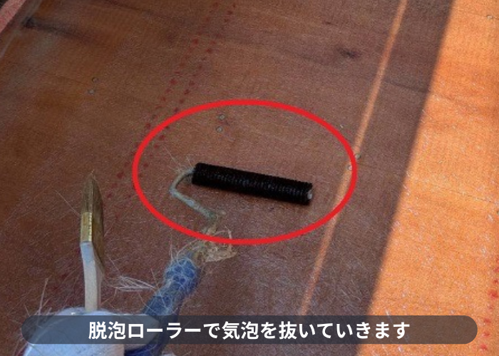 宝塚市　宝塚市で勾配不良の床を木下地で直してＦＲＰ防水を施した現場で脱泡ローラー使用