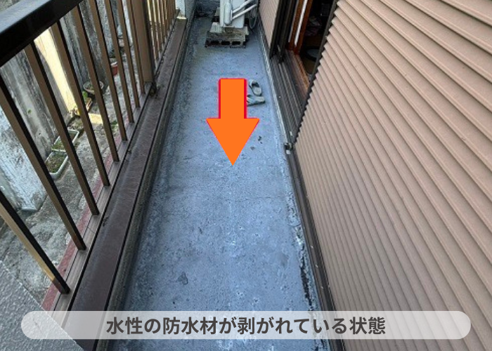 西脇市　水性の防水材が剥がれている様子