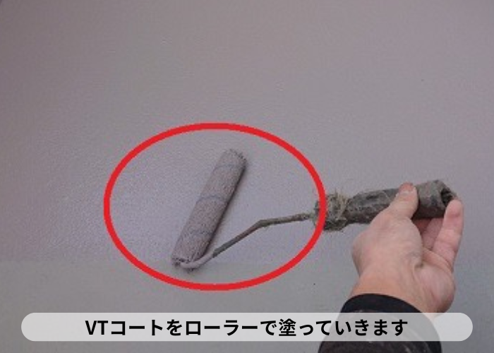 神戸市東灘区でベランダのＦＲＰ防水のメンテナンスを行う現場でトップコート塗布