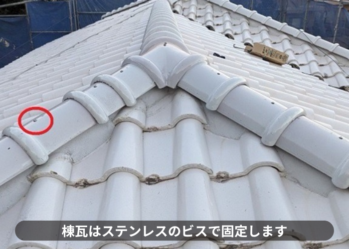 猪名川町　棟瓦取り直しで棟瓦をビス固定している様子