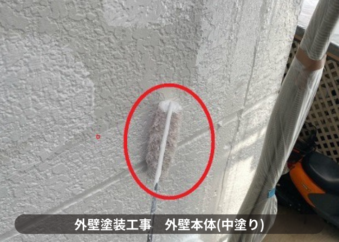 猪名川町　外壁塗装工事でお勧めのラジカル制御を中塗りしている様子