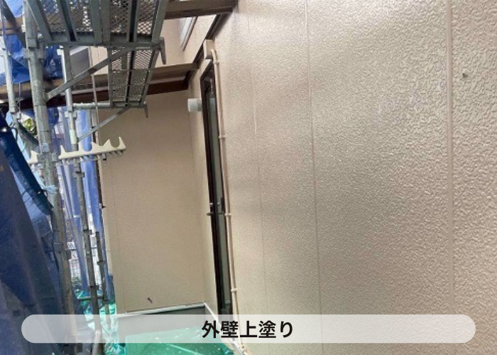 神戸市北区で日本ペイントのパーフェクトトップを用いて外装リフォームを行う現場で上塗り