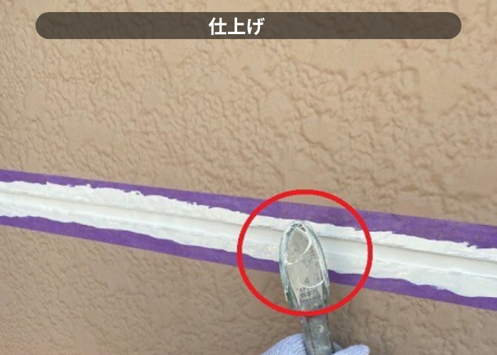 丹波篠山市　外壁目地補修でオートンイクシードを慣らしている様子