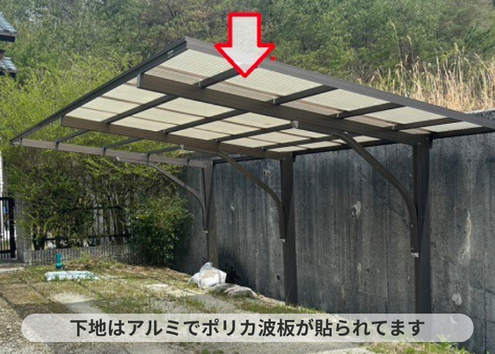 丹波篠山市　台風によりカーポートのポリカ波板が飛散している様子