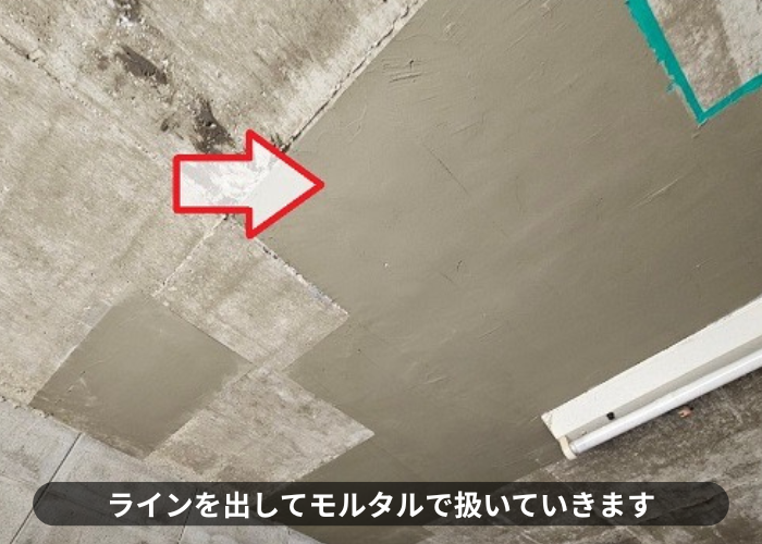 丹波篠山市　ガレージの天井にモルタルで扱いている様子