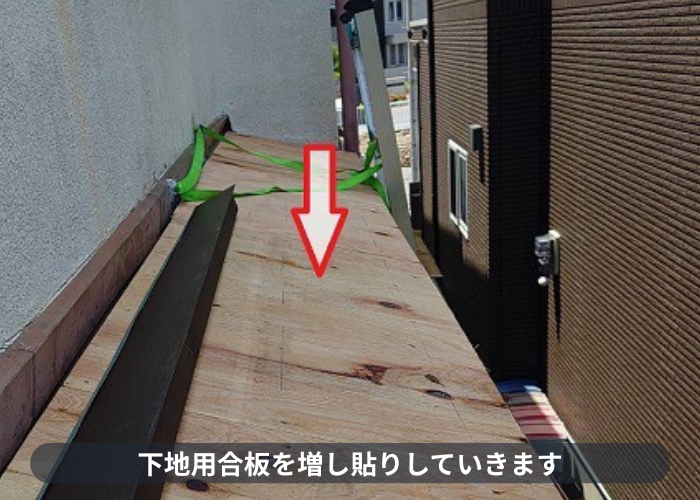 伊丹市　トタン屋根に下地用合板増し貼り