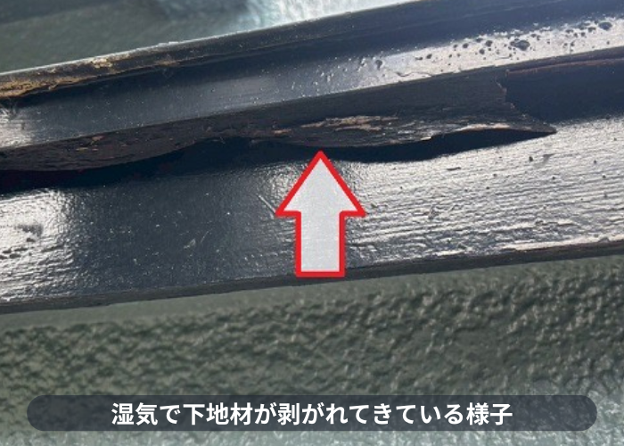三田市 出窓上の下地材が剥がれてきている様子