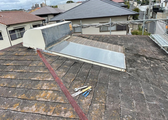 猪名川町　ひび割れの多いスレート屋根へのカバー工法を行う前の様子