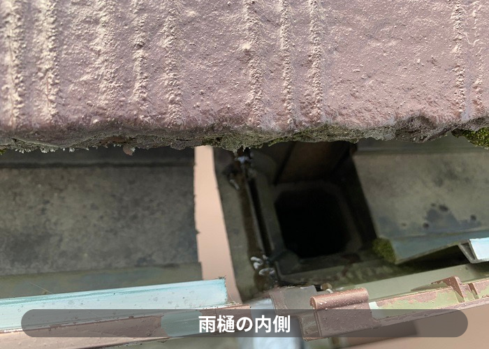 三木市　雨樋が破損している様子を内から見た様子