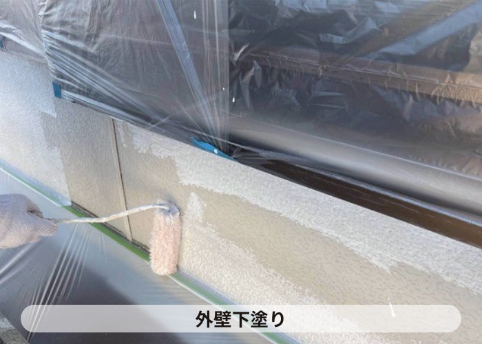 神戸市北区で日本ペイントのパーフェクトトップを用いて外装リフォームを行う現場で下塗り