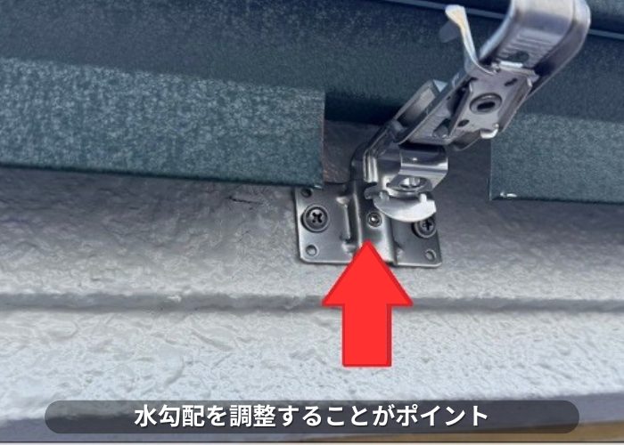 西脇市　雨樋工事で固定金具取り付け