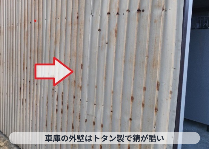 丹波篠山市　車庫の外壁貼り替えとして角波サイディングを貼る前の錆びたトタン