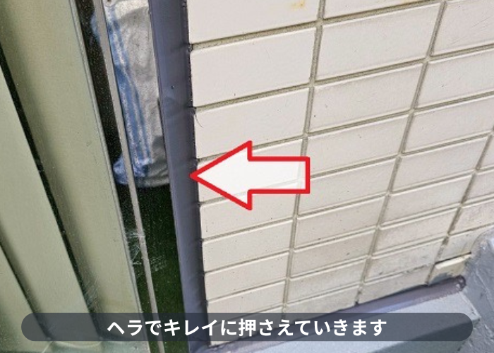 伊丹市　伊丹市でビルの雨漏り補修として外壁タイル目地のシーリング打ち替えを行った現場で押さえ作業