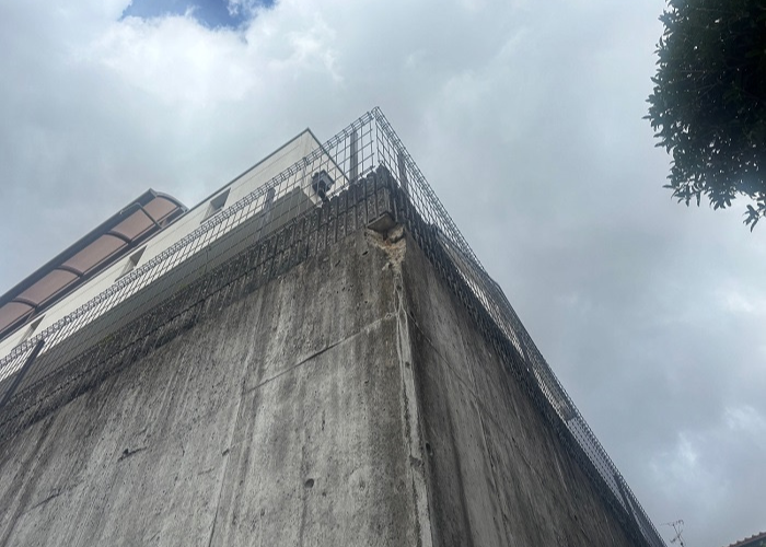 川西市でコンクリート基礎の欠損補修として軽量モルタルを使用する前の様子