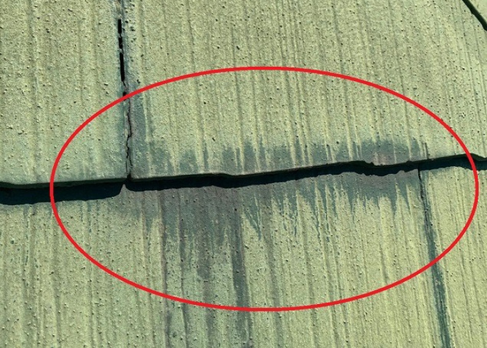 三木市　カラーベスト屋根に雨シミが出来ている様子