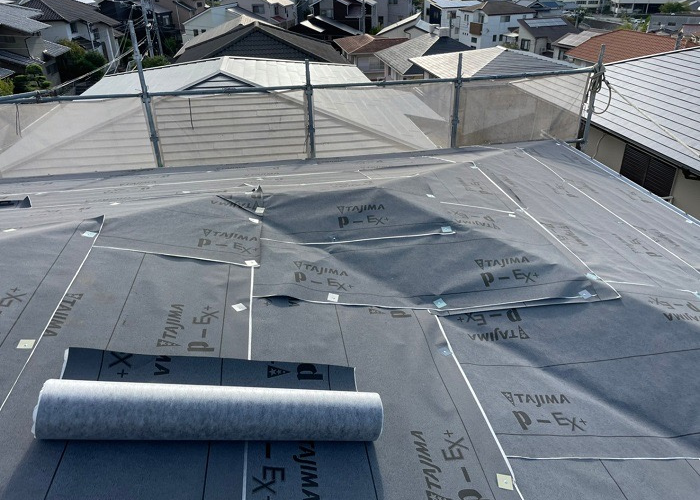 猪名川町　スレート屋根へのカバー工法で防水シートを貼った様子
