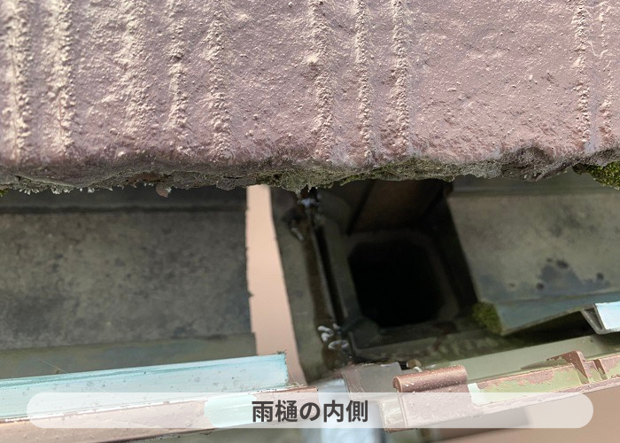猪名川町　雨樋が破損している様子を内から見た様子