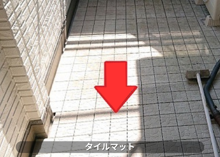 猪名川町　ベランダ床に敷かれたタイルマット