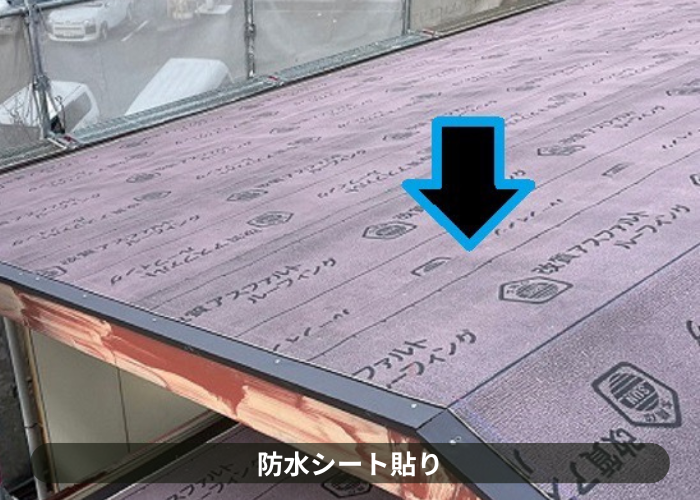 市川町にお住まいの方へスレート屋根から金属屋根へ葺き替え工事をご紹介する現場で防水シート貼り