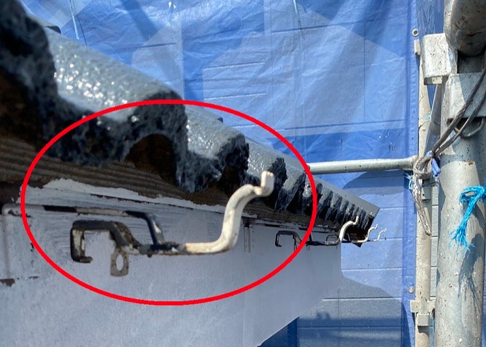 神戸市灘区　雨樋交換で既存の軒樋を撤去した様子