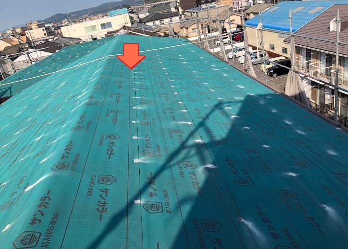 東灘区　スレート屋根への断熱工事で防水シートを貼っている様子