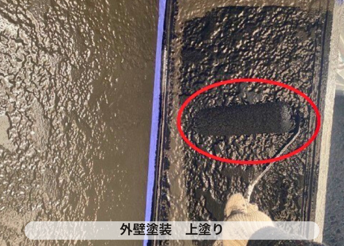 丹波篠山市　ラジカル制御を用いた外壁塗装工事で上塗りをしている様子