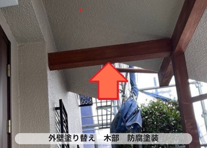 丹波篠山市　外壁塗り替えで木部を塗装している様子