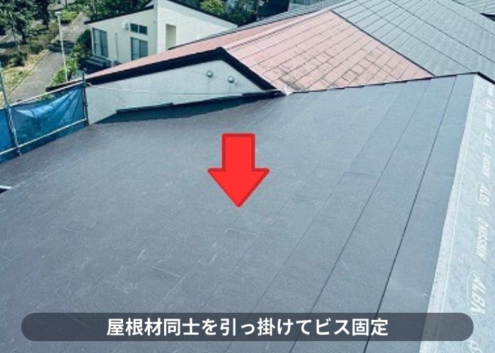 丹波篠山市　テラスハウスの屋根改修工事でスーパーガルテクトをビス固定